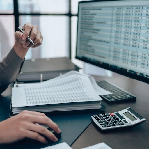 Un régisseur de copropriété faisant la comptabilité